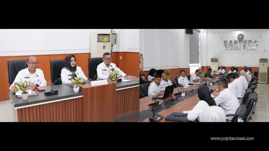 Wakil Bupati Muara Enim, Ir. Hj. Sumarni, M.Si., saat memimpin rapat teknis peningkatan nominal santunan kematian di Kantor Bappeda Muara Enim