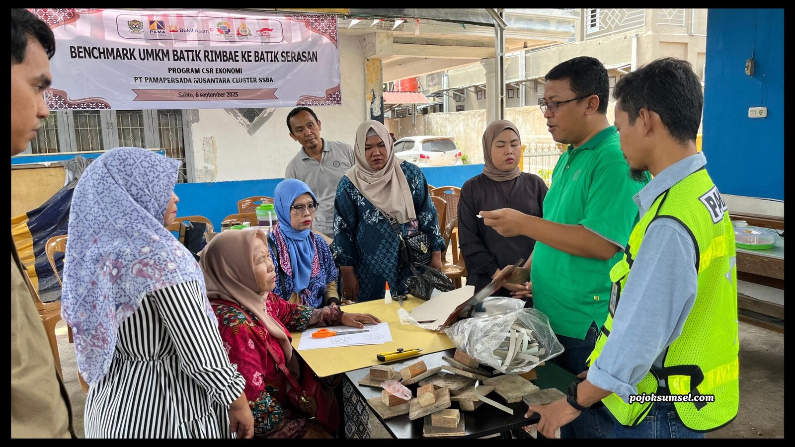 Owner RBS memberikan penjelasan membiat Pola Batik dari limbah kertas, didampingi Tim LPB Pakiga dan CSR Pama