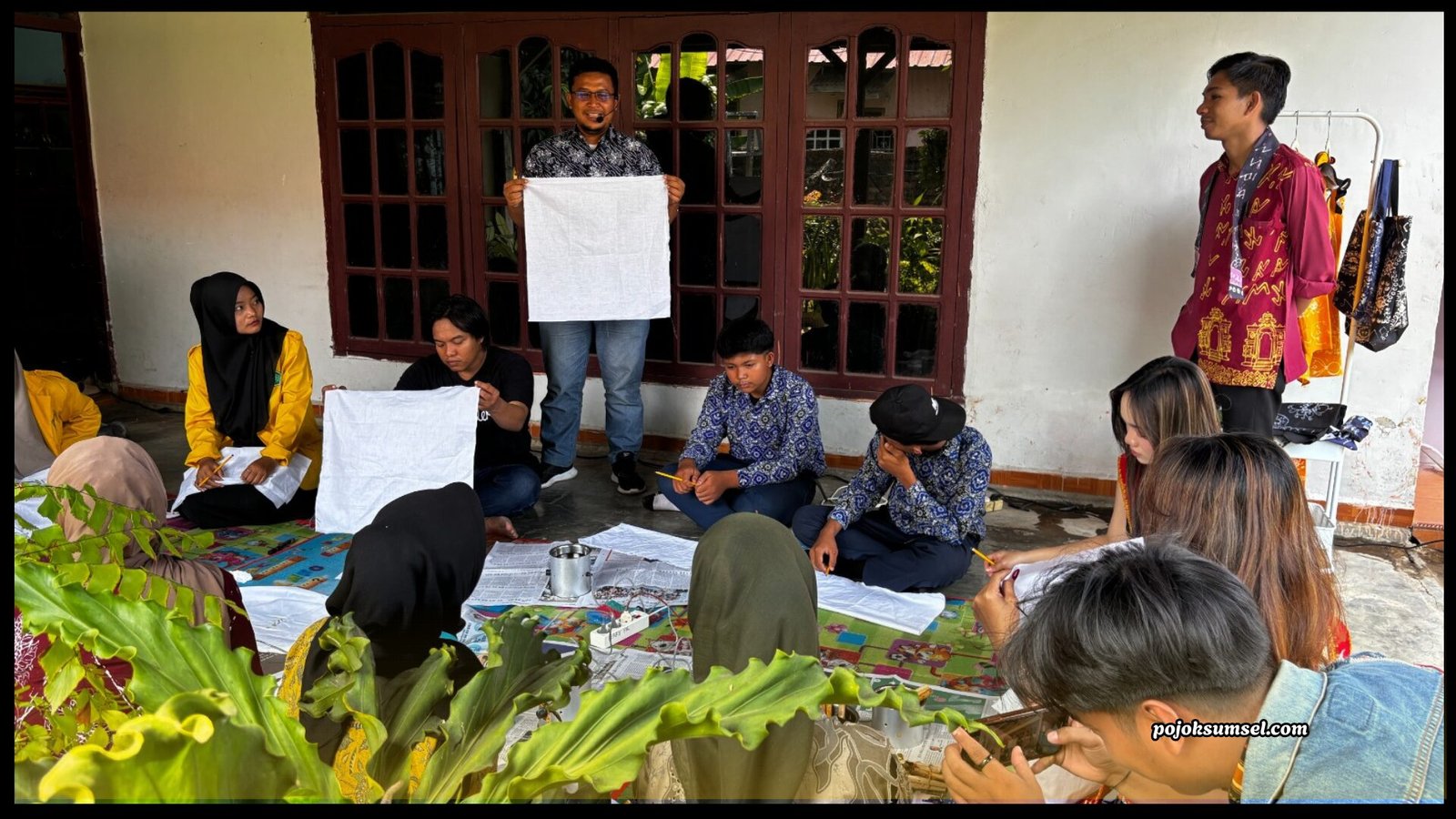 Owner Rumah Batik Serasan, Totok AH sebagai Narasumber kegiatan Pelatihan
