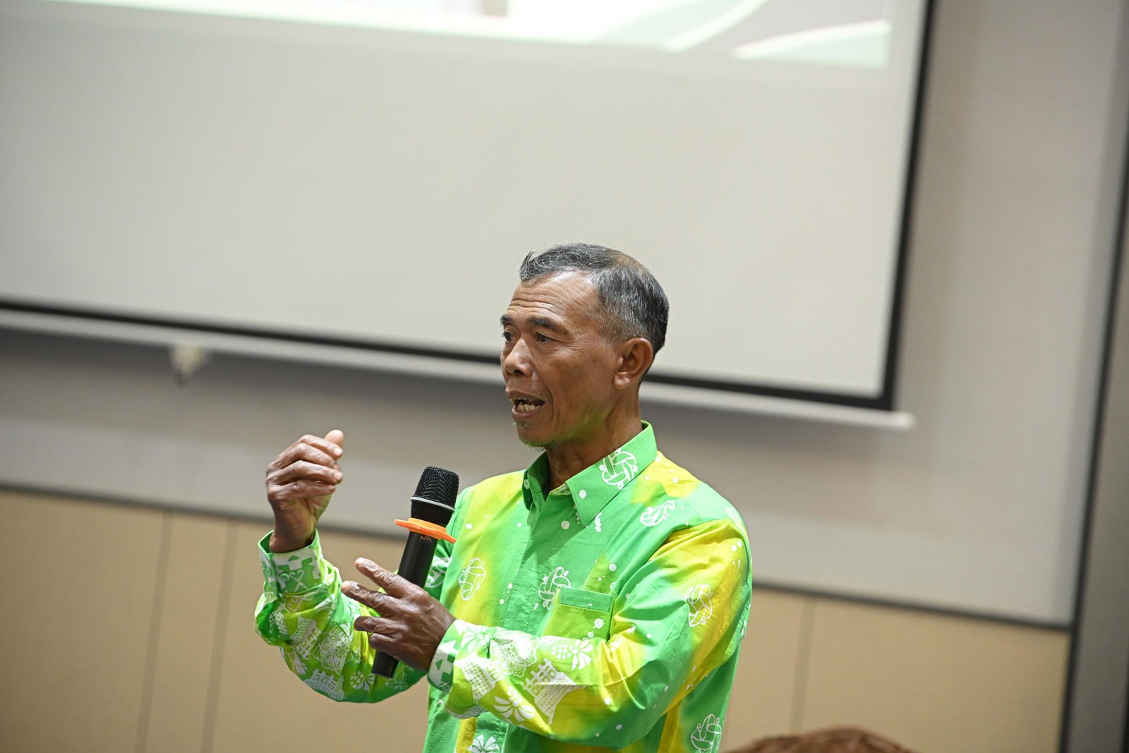 Suratin adalah petani kopi yang fokus di Hulu dan juga memiliki brand Kopi Pak Ratin ini berbagi teknik budidaya kopi yang ramah lingkungan