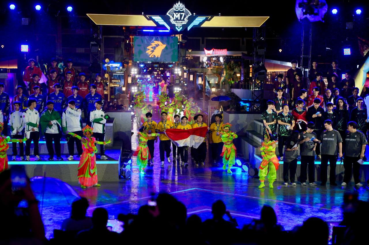 Upacara pembukaan M7 World Championship dipenuhi dengan pawai budaya dan pertunjukan khas Indonesia, memperlihatkan tarian tradisional, fesyen batik kontemporer, musik lokal, hingga mural kreatif.