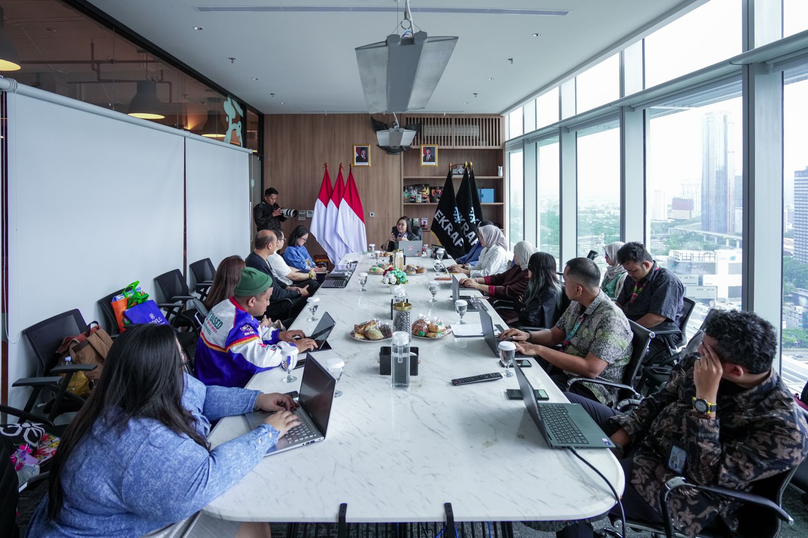 Wakil Menteri Ekonomi Kreatif, Irene Umar, menerima audiensi dari jenama fesyen lokal SOVLO di Kantor Kementerian Ekraf, Jakarta, Selasa (13/01/2026)